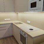 Кухонная столешница, фартук и мойка из акрилового камня изготовлено в правила камня