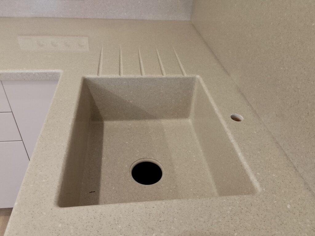 Кухонная столешница, фартук и мойка из акрилового камня изготовлено в правила камня