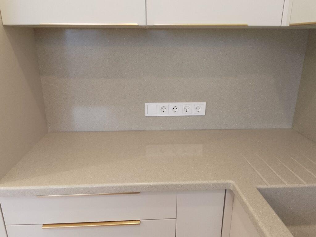 Кухонная столешница, фартук и мойка из акрилового камня изготовлено в правила камня