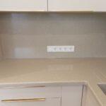 Кухонная столешница, фартук и мойка из акрилового камня изготовлено в правила камня