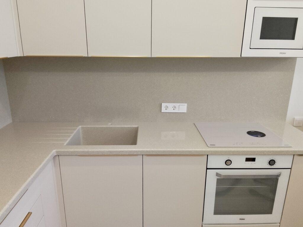 Кухонная столешница, фартук и мойка из акрилового камня изготовлено в правила камня