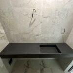 Подвесная столешница с щелевой раковиной изготовлено в правила камня