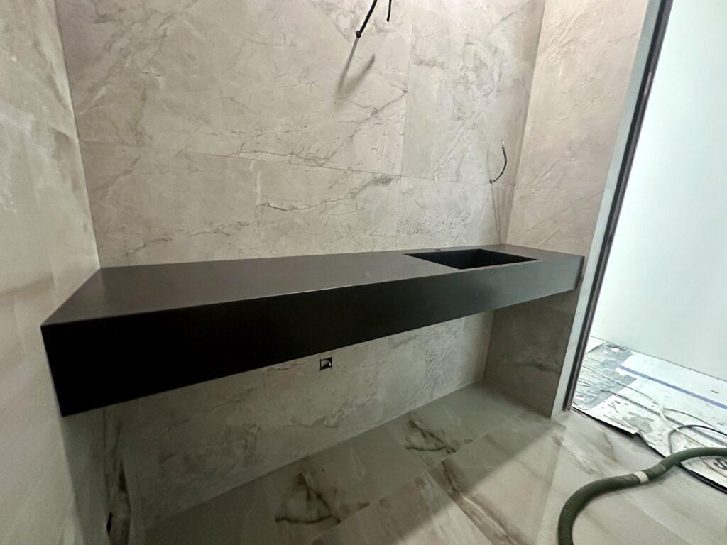 Подвесная столешница с щелевой раковиной изготовлено в правила камня