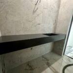 Подвесная столешница с щелевой раковиной изготовлено в правила камня