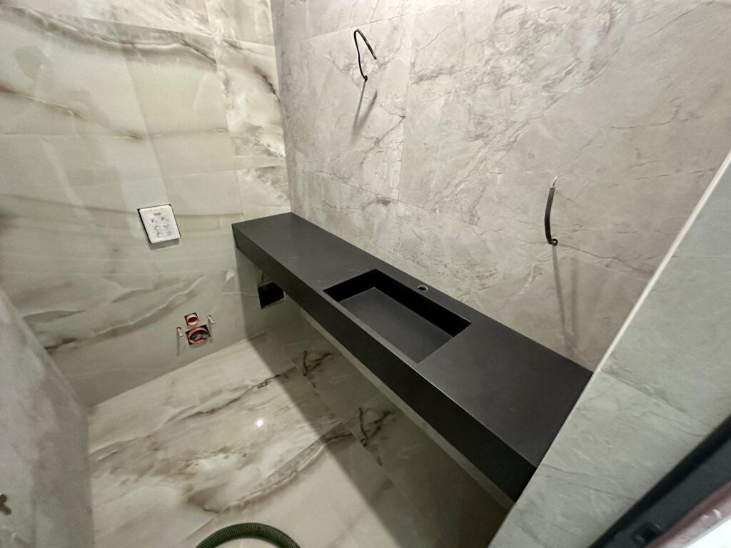 Подвесная столешница с щелевой раковиной изготовлено в правила камня