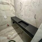 Подвесная столешница с щелевой раковиной изготовлено в правила камня