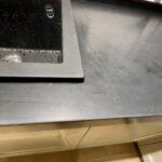 П-образная столешница на кухню с барной стойкой из кварцевого агломерата изготовлено в правила камня