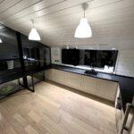 П-образная столешница на кухню с барной стойкой из кварцевого агломерата изготовлено в правила камня