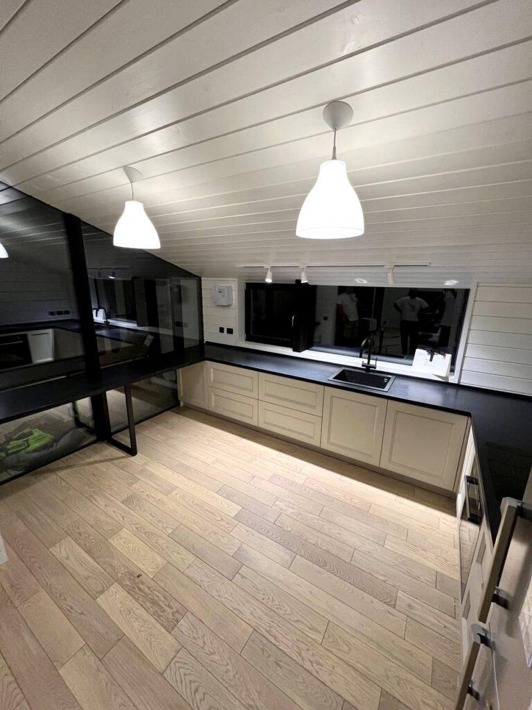 П-образная столешница на кухню с барной стойкой из кварцевого агломерата изготовлено в правила камня