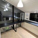 П-образная столешница на кухню с барной стойкой из кварцевого агломерата изготовлено в правила камня