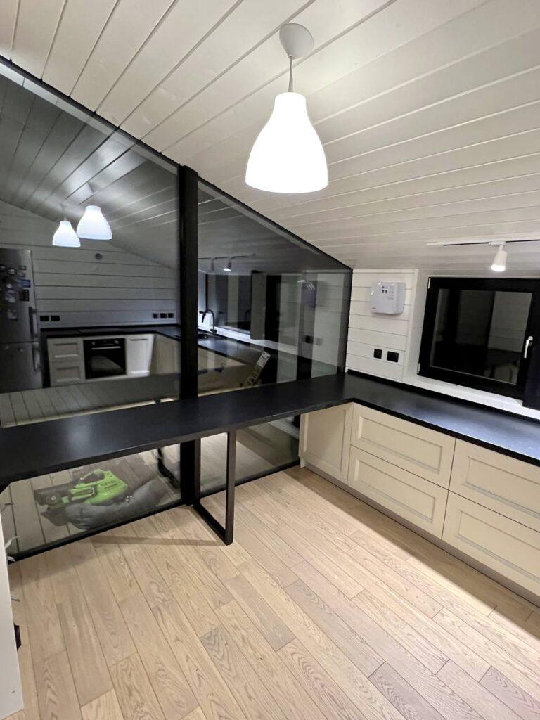 П-образная столешница на кухню с барной стойкой из кварцевого агломерата изготовлено в правила камня