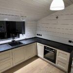 П-образная столешница на кухню с барной стойкой из кварцевого агломерата изготовлено в правила камня