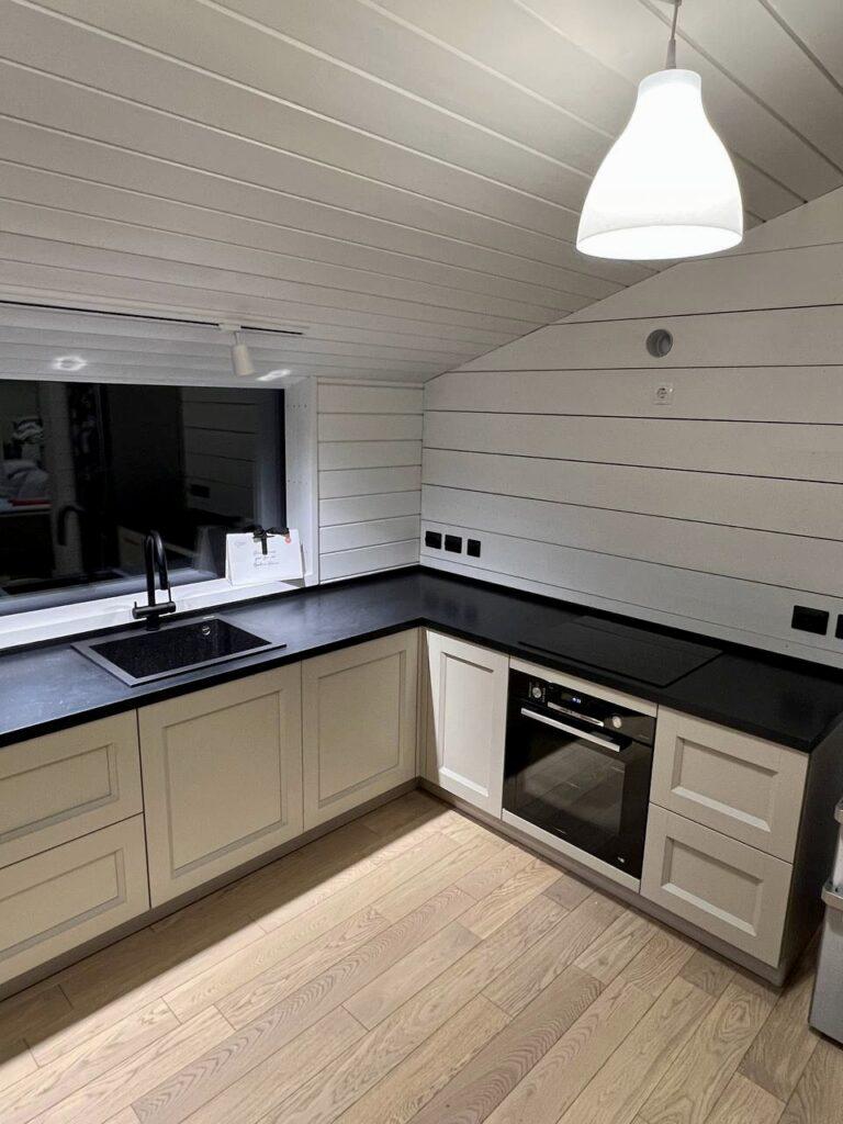 П-образная столешница на кухню с барной стойкой из кварцевого агломерата изготовлено в правила камня