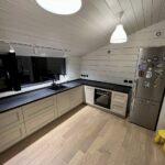 П-образная столешница на кухню с барной стойкой из кварцевого агломерата изготовлено в правила камня