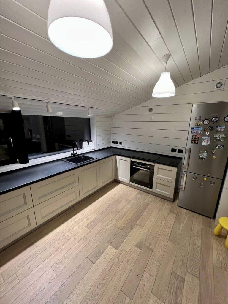 П-образная столешница на кухню с барной стойкой из кварцевого агломерата изготовлено в правила камня