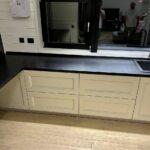 П-образная столешница на кухню с барной стойкой из кварцевого агломерата изготовлено в правила камня