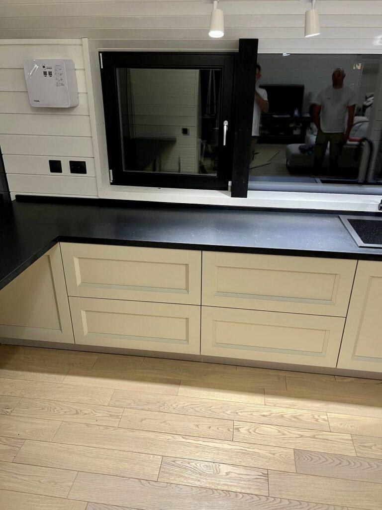 П-образная столешница на кухню с барной стойкой из кварцевого агломерата изготовлено в правила камня