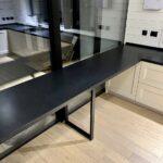 П-образная столешница на кухню с барной стойкой из кварцевого агломерата изготовлено в правила камня