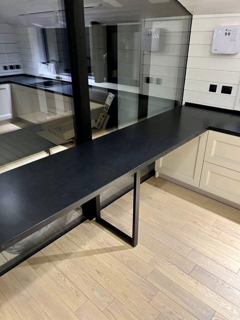 П-образная столешница на кухню с барной стойкой из кварцевого агломерата изготовлено в правила камня