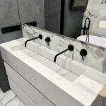 2 столешницы с щелевыми раковинами из кварцевого агломерата изготовлено в правила камня