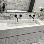 2 столешницы с щелевыми раковинами из кварцевого агломерата изготовлено в правила камня