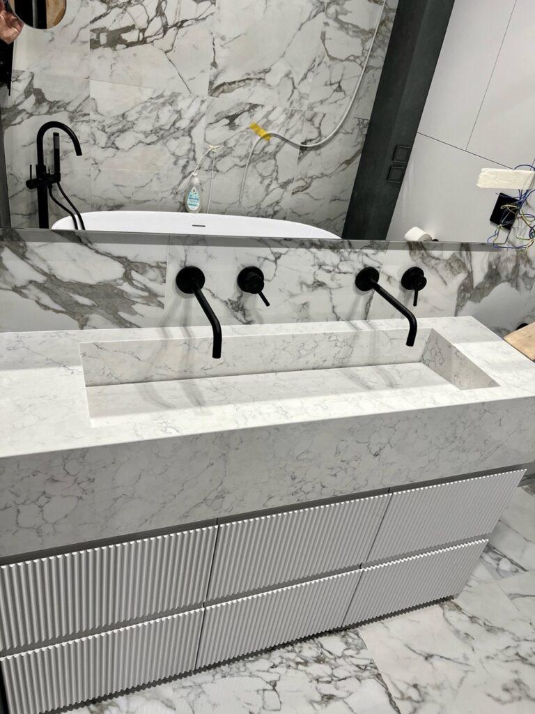 2 столешницы с щелевыми раковинами из кварцевого агломерата изготовлено в правила камня