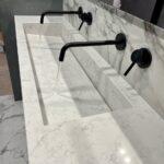 2 столешницы с щелевыми раковинами из кварцевого агломерата изготовлено в правила камня