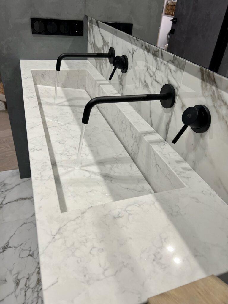 2 столешницы с щелевыми раковинами из кварцевого агломерата изготовлено в правила камня