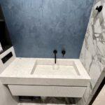 2 столешницы с щелевыми раковинами из кварцевого агломерата изготовлено в правила камня