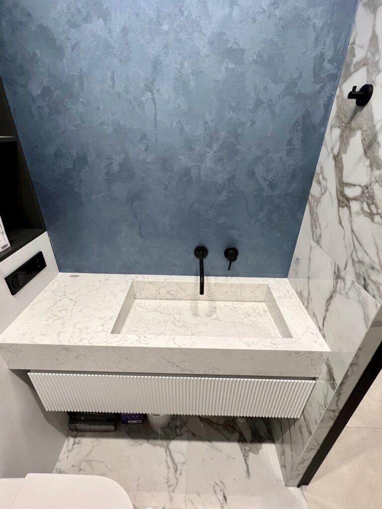 2 столешницы с щелевыми раковинами из кварцевого агломерата изготовлено в правила камня