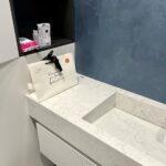 2 столешницы с щелевыми раковинами из кварцевого агломерата изготовлено в правила камня