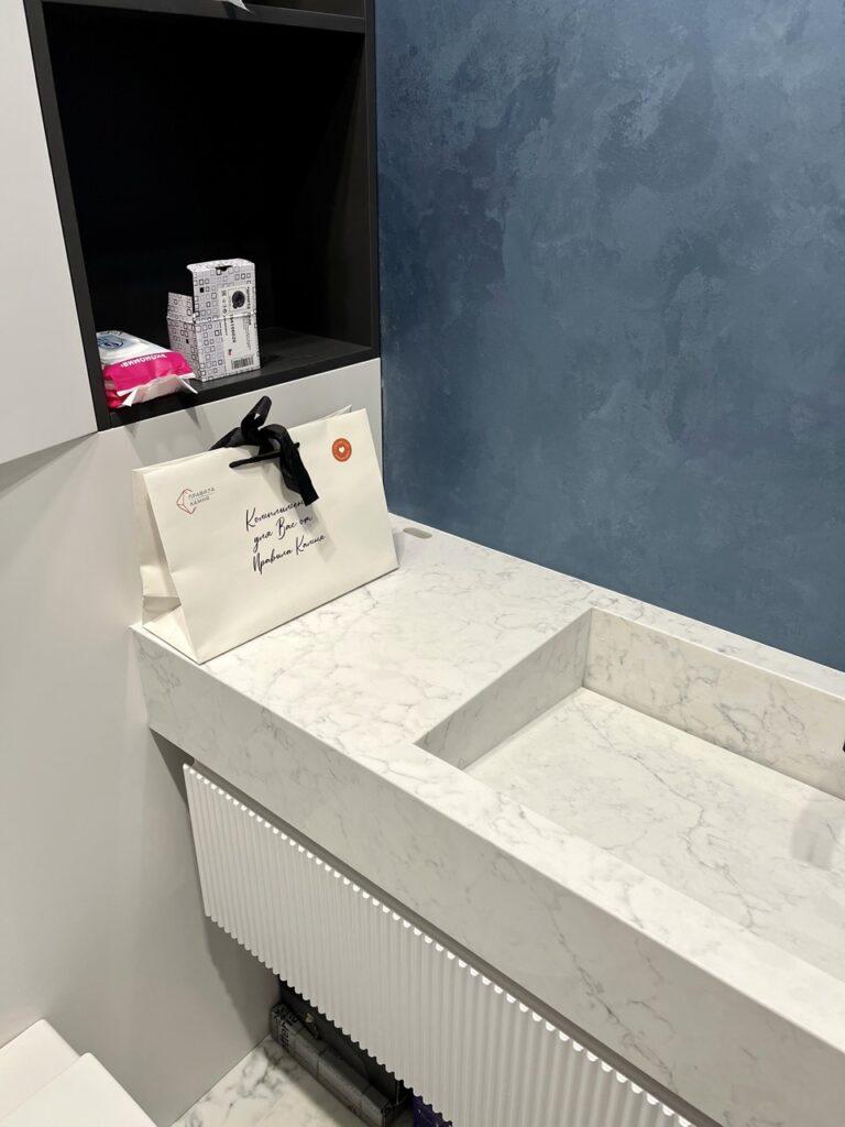 2 столешницы с щелевыми раковинами из кварцевого агломерата изготовлено в правила камня