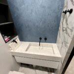 2 столешницы с щелевыми раковинами из кварцевого агломерата изготовлено в правила камня