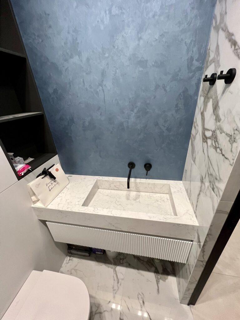 2 столешницы с щелевыми раковинами из кварцевого агломерата изготовлено в правила камня