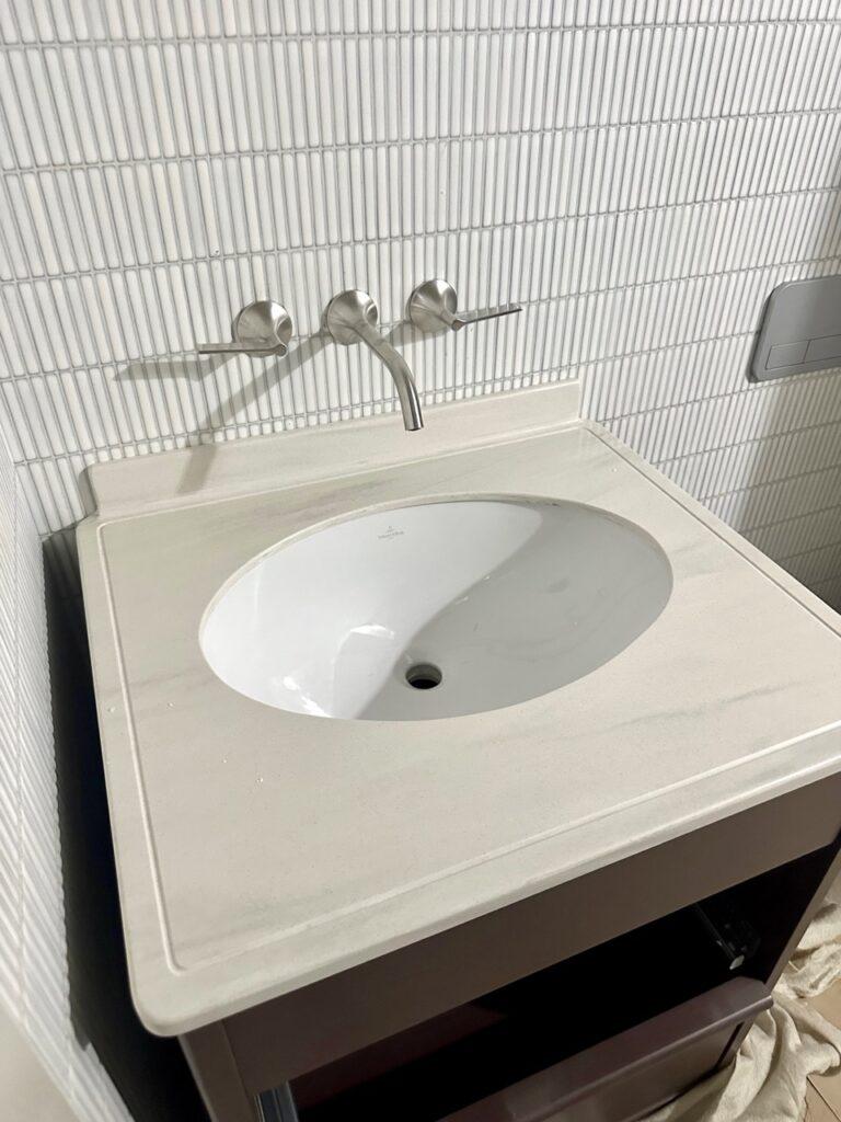 3 столешницы в ванную комнату из акрилового камня изготовлено в правила камня