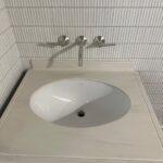 3 столешницы в ванную комнату из акрилового камня изготовлено в правила камня