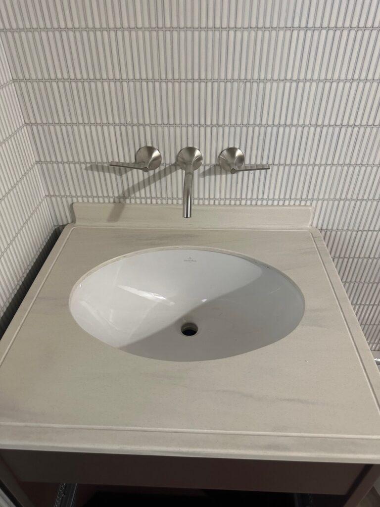 3 столешницы в ванную комнату из акрилового камня изготовлено в правила камня