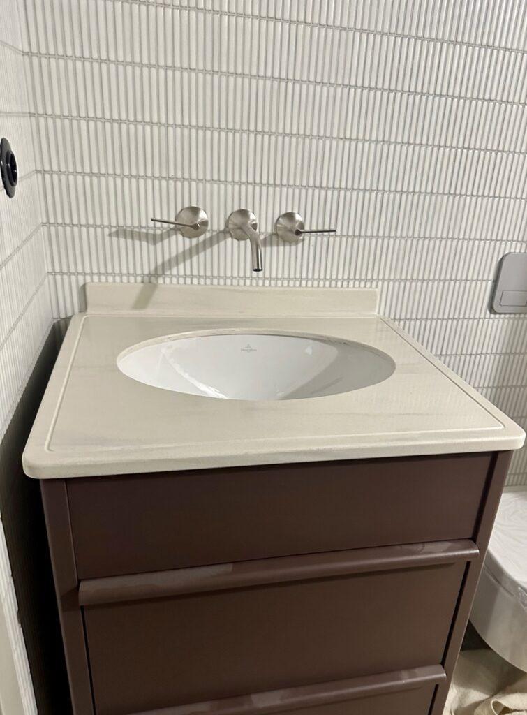 3 столешницы в ванную комнату из акрилового камня изготовлено в правила камня