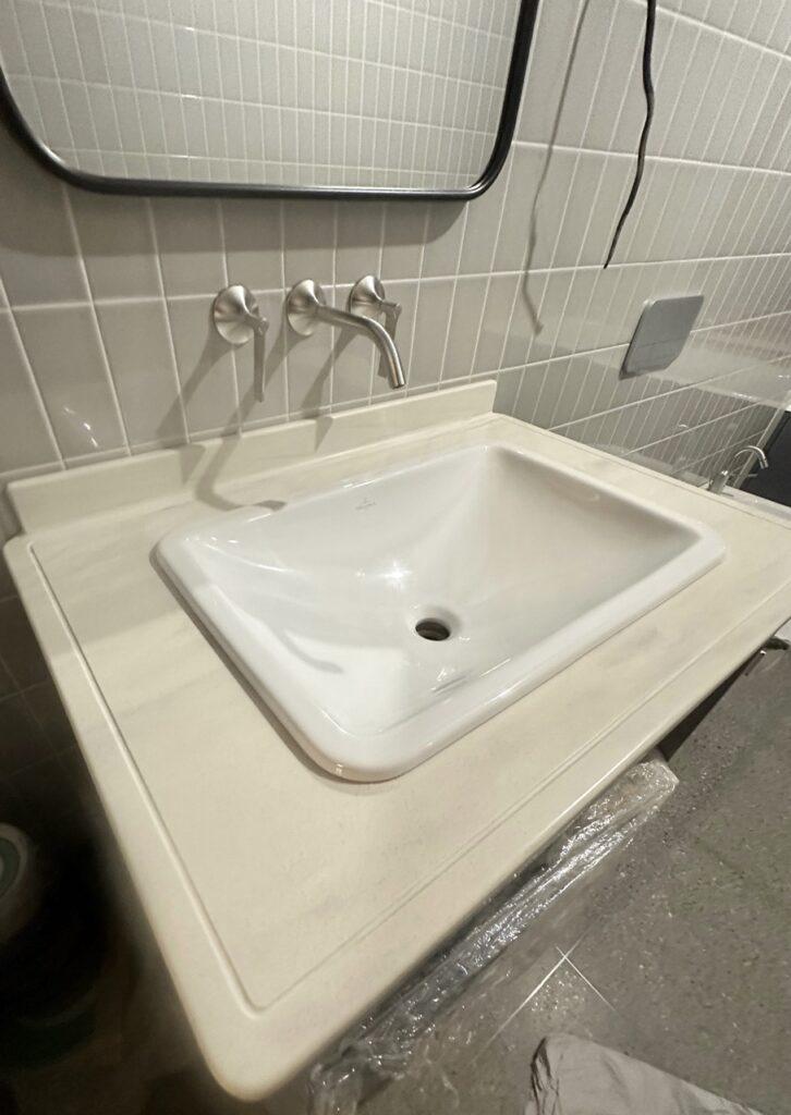 3 столешницы в ванную комнату из акрилового камня изготовлено в правила камня