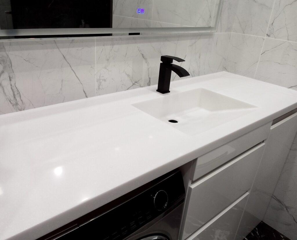 Столешница с каменной раковиной в ванную комнату изготовлено в правила камня