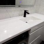 Столешница с каменной раковиной в ванную комнату изготовлено в правила камня