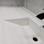 Столешница с каменной раковиной в ванную комнату изготовлено в правила камня