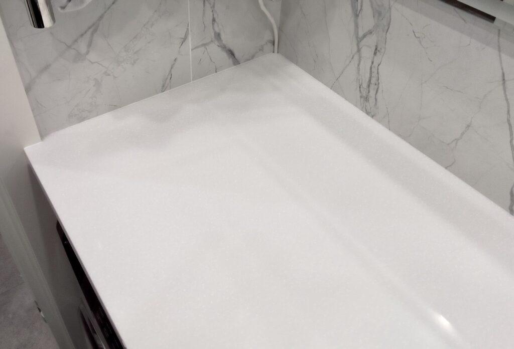 Столешница с каменной раковиной в ванную комнату изготовлено в правила камня