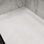 Столешница с каменной раковиной в ванную комнату изготовлено в правила камня