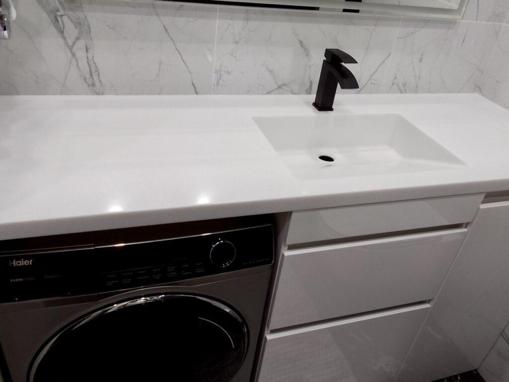 Столешница с каменной раковиной в ванную комнату изготовлено в правила камня