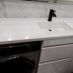 Столешница с каменной раковиной в ванную комнату изготовлено в правила камня