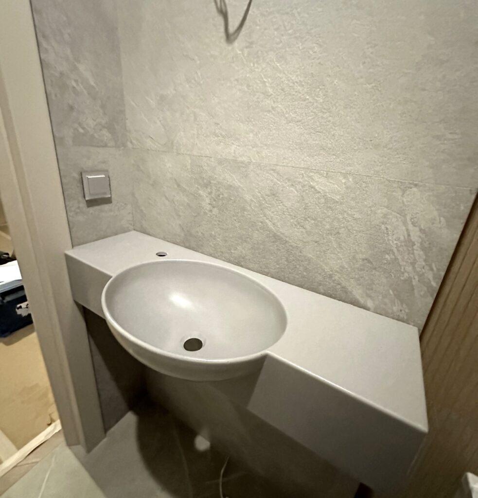 Столешница с раковиной сложной формы изготовлено в правила камня