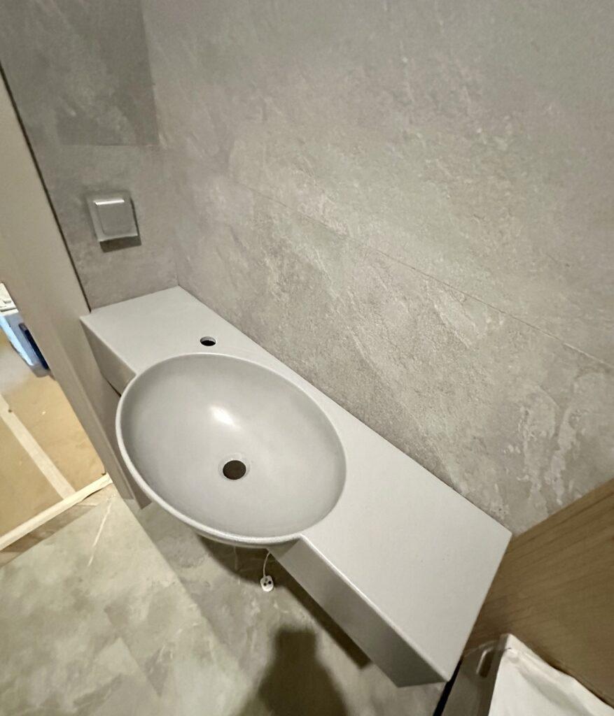 Столешница с раковиной сложной формы изготовлено в правила камня