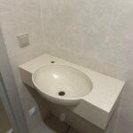 Столешница с раковиной сложной формы в ванную комнату изготовлено в правила камня