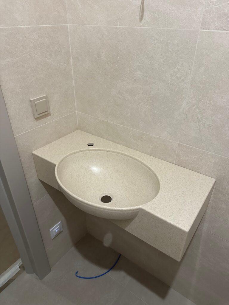 Столешница с раковиной сложной формы в ванную комнату изготовлено в правила камня